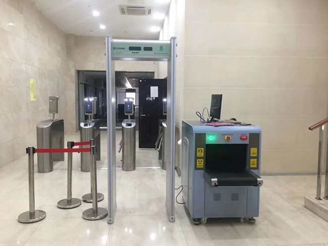 金属探测安检门是怎么探测到人体上的金属物品的