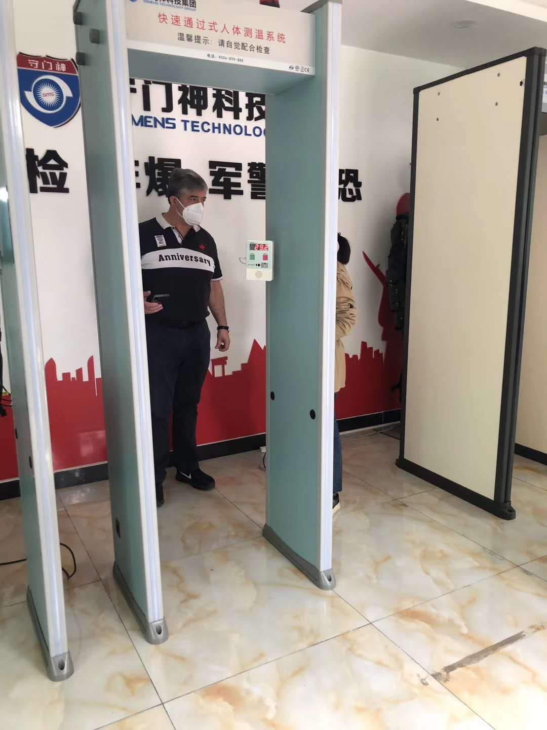 近日国外客户扎堆前来银河优越会科技集团考察测温安检设备