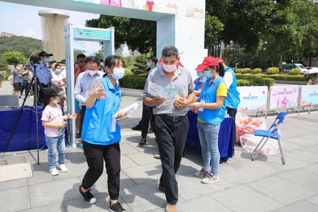 乐购东莞会场采用银河优越会测温安检门