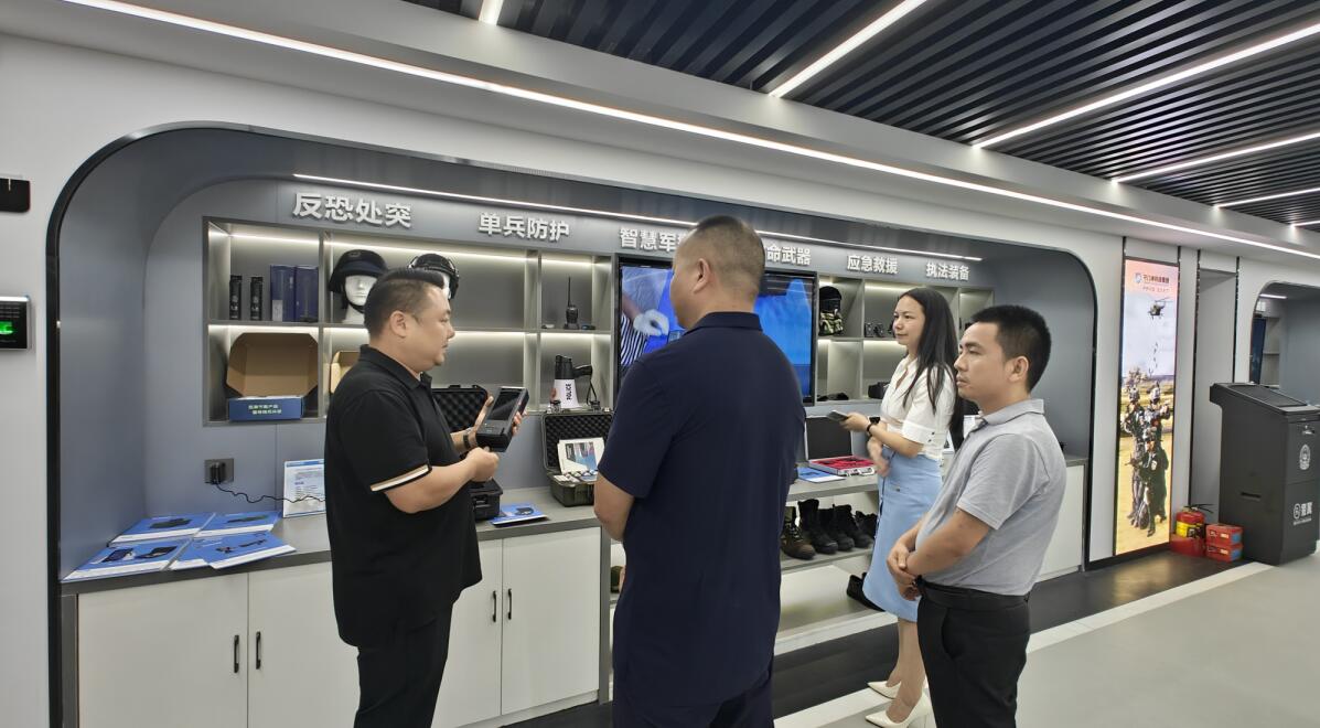 中国航天科学与工程研究院万吾录执行院长莅临银河优越会科技集团参观指导